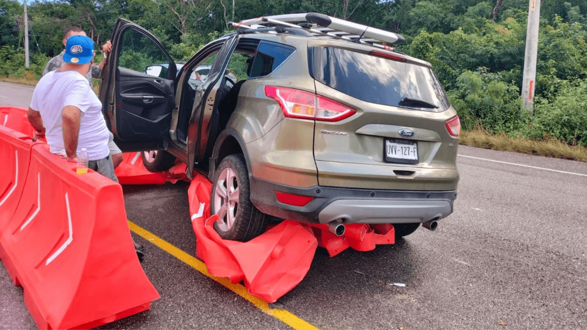 Carro acaba montado sobre vallas de las obras por el Tren Maya