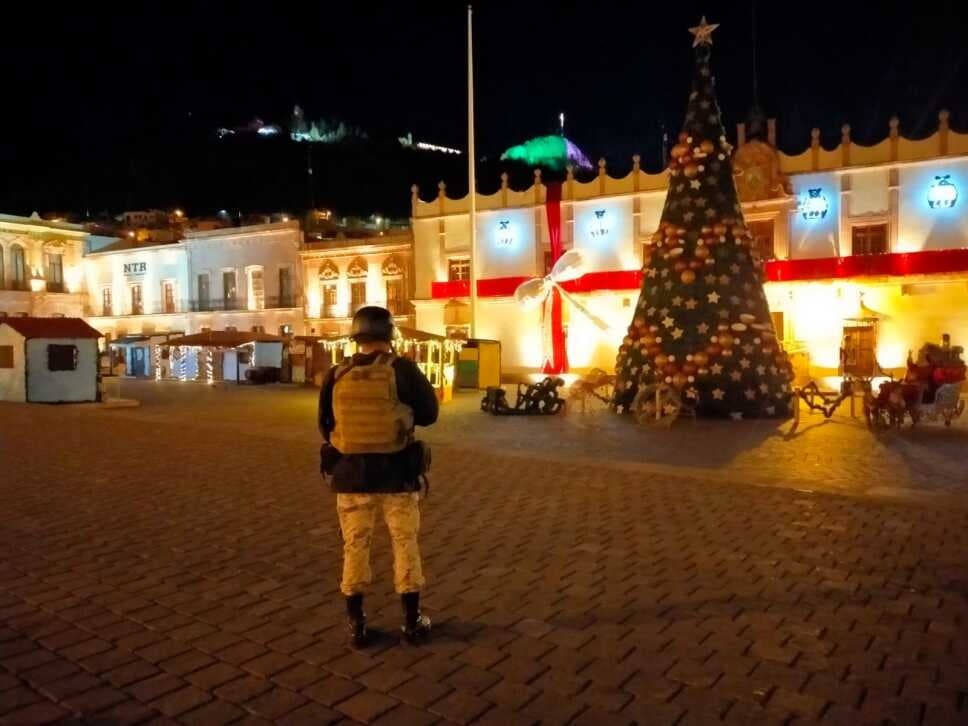 Abandonan camioneta con 6 cuerpos en Plaza de Zacatecas