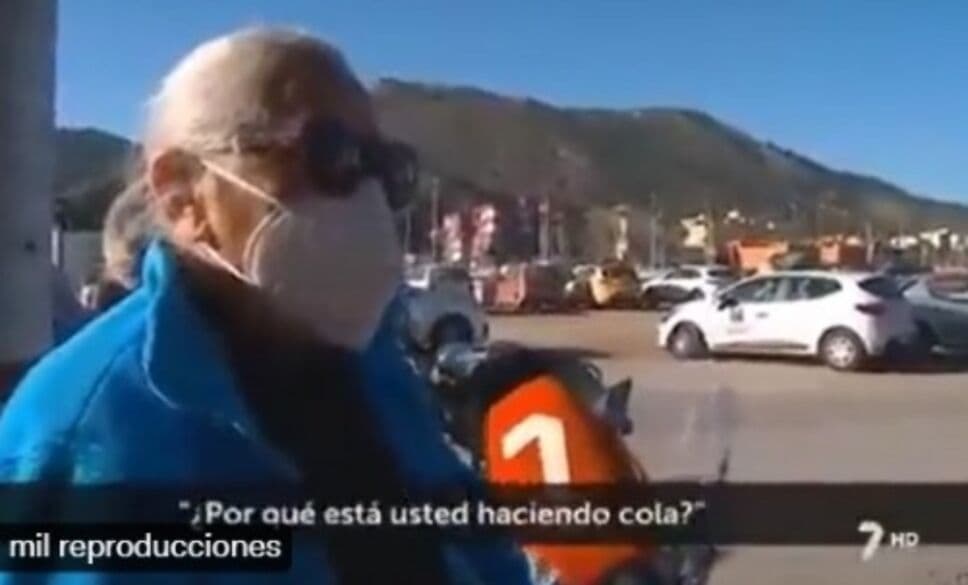 Ancianita confunde la fila para vacunarse con la de un partido y se vuelve viral