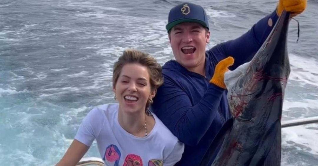 Tunden en redes a Samuel García y Mariana Rodríguez por presumir captura de pez