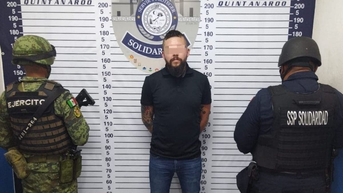 Aseguran a sujeto con dos armas de fuego y 135 cartuchos en Playa del Carmen