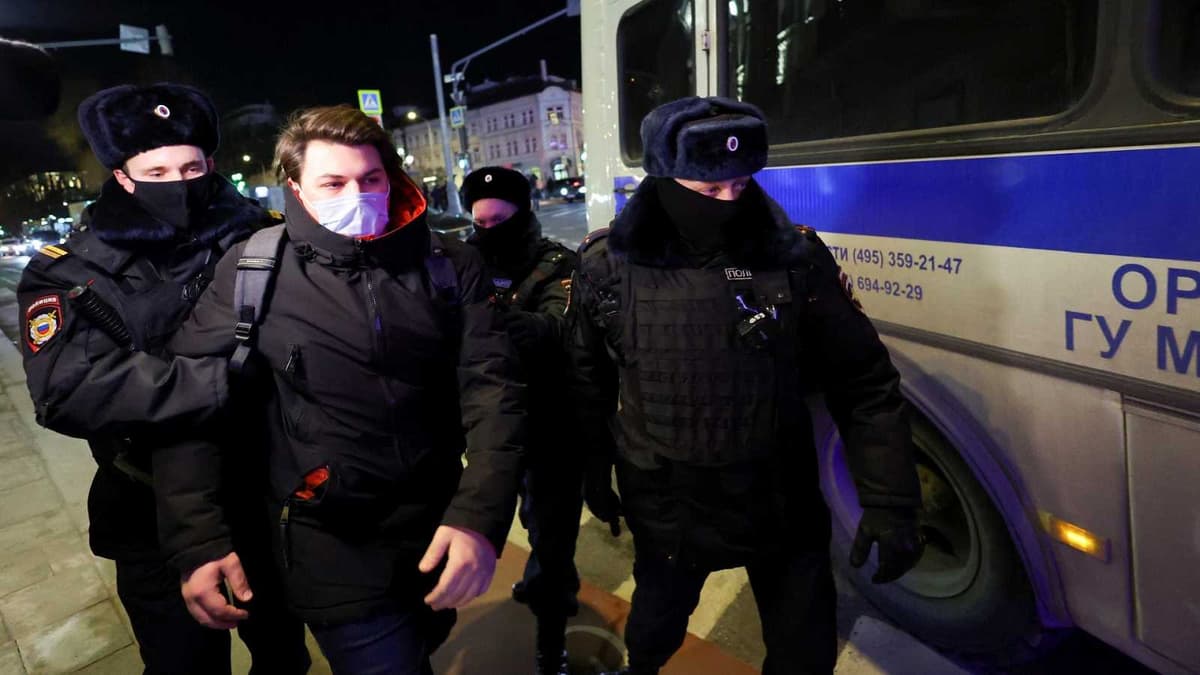 Rusia detiene a más de 600 personas que se manifestaban contra la guerra en Ucrania