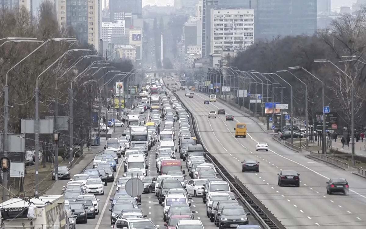 Se desata caos en Ucrania, tras invasión rusa: embotellamientos, colas en gasolinerías y evacuaciones apresuradas
