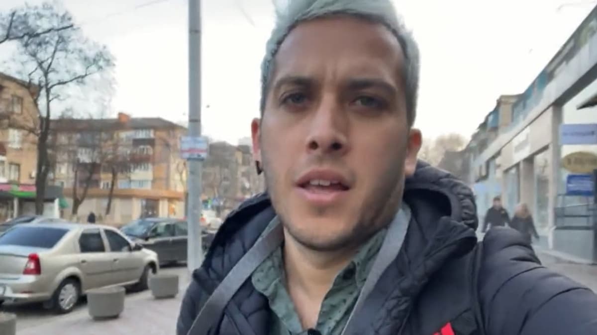 Youtuber Alex Tienda narra desde Ucrania el ataque de Rusia: 'Están bombardeando'