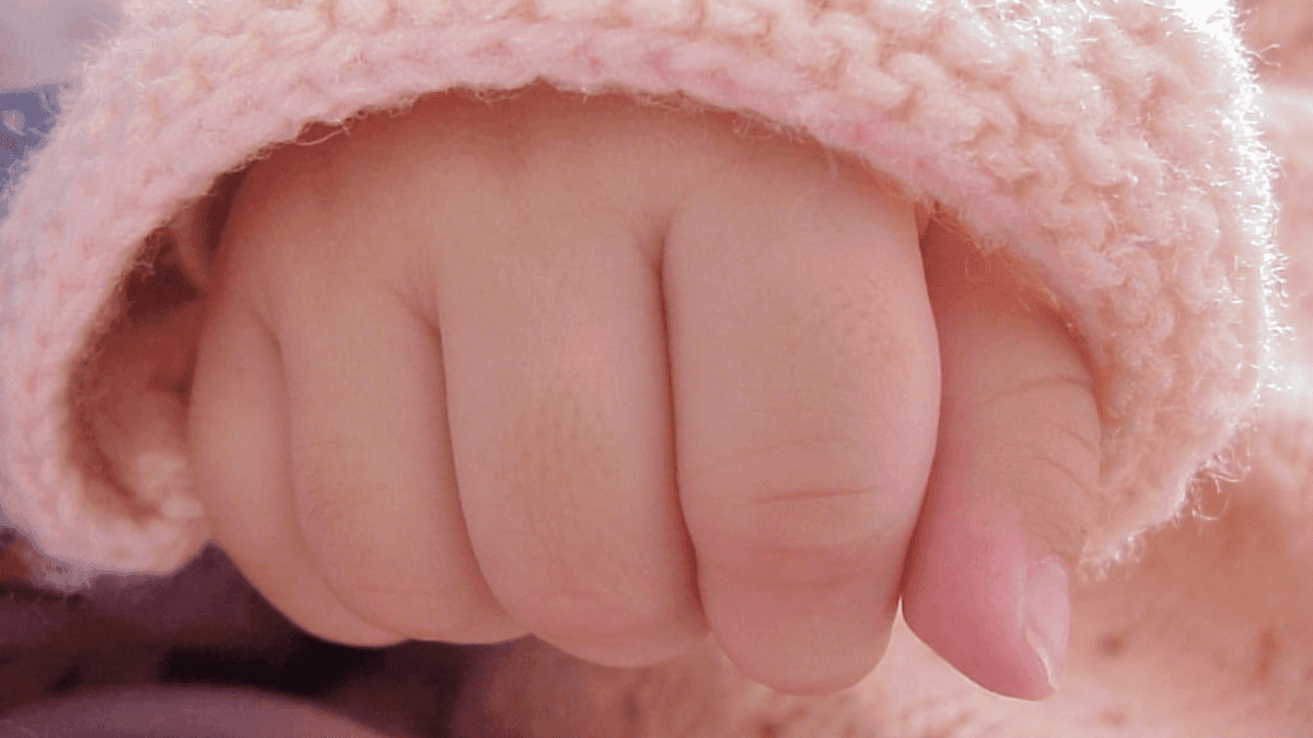 Bebita es hallada en un departamento; sus padres murieron de sobredosis