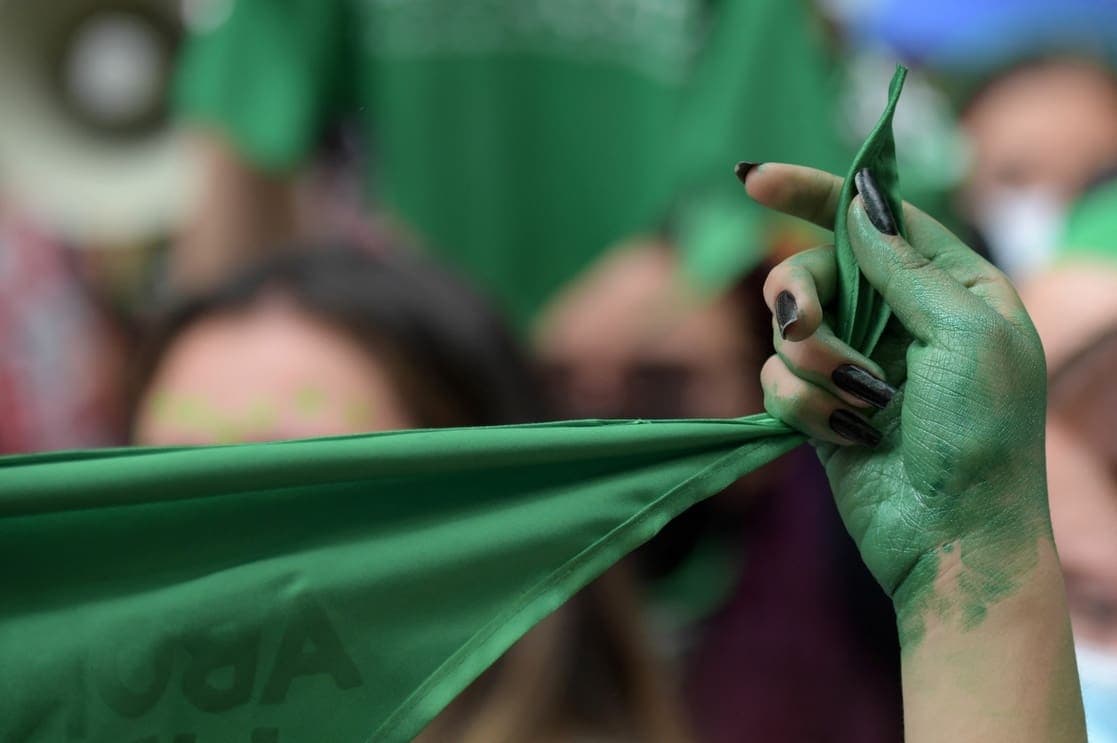 Extiende Francia derecho al aborto hasta las 14 semanas de embarazo