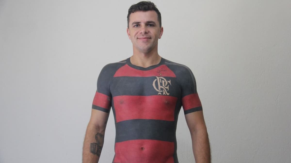 No es bodypaint: se tatúa la playera de su equipo de fútbol