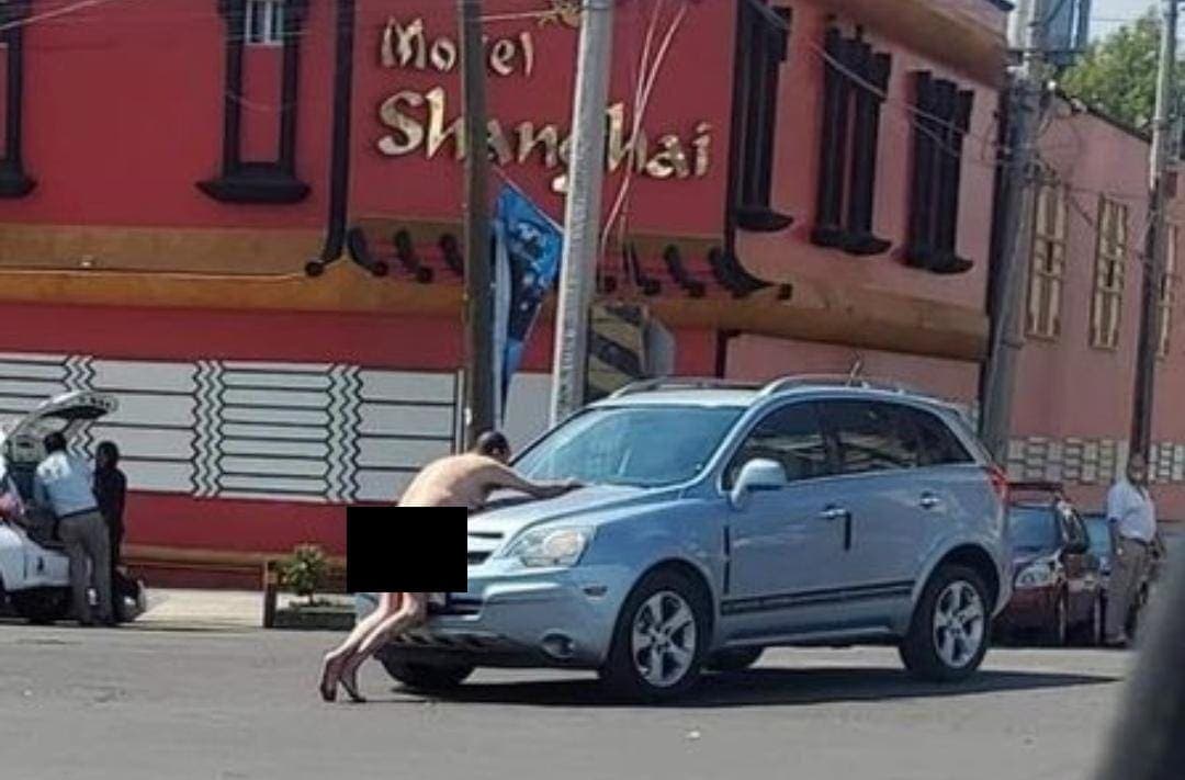 Video: Captan a sujeto desnudo afuera de un motel en Puebla