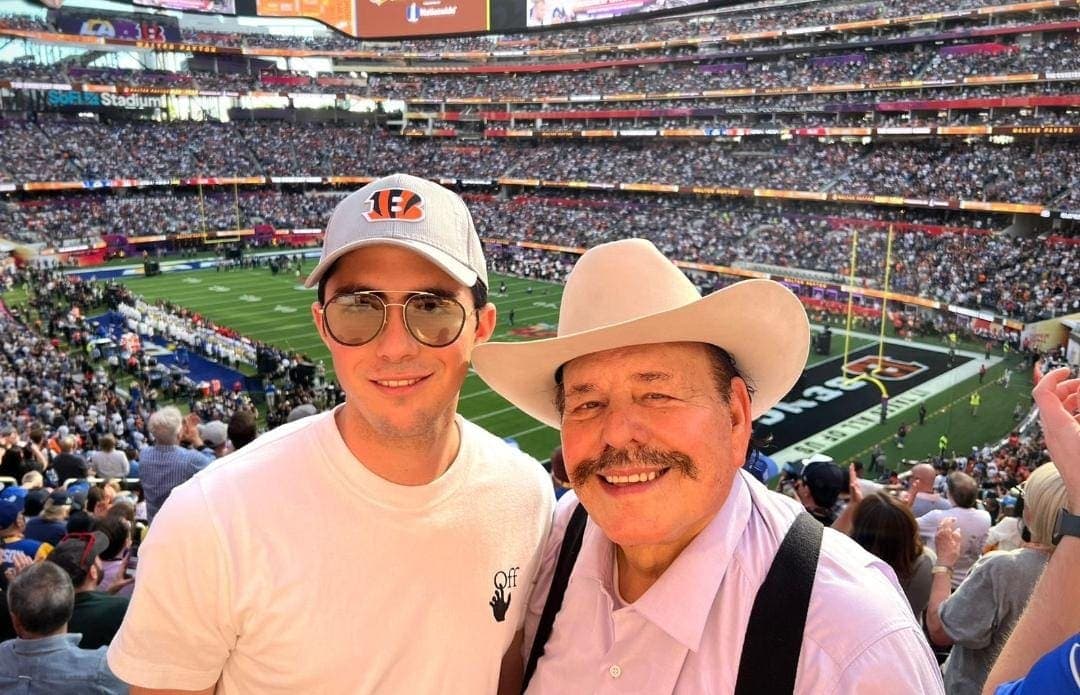 Senador de Morena Armando Guadiana viaja al Super Bowl con su hijo
