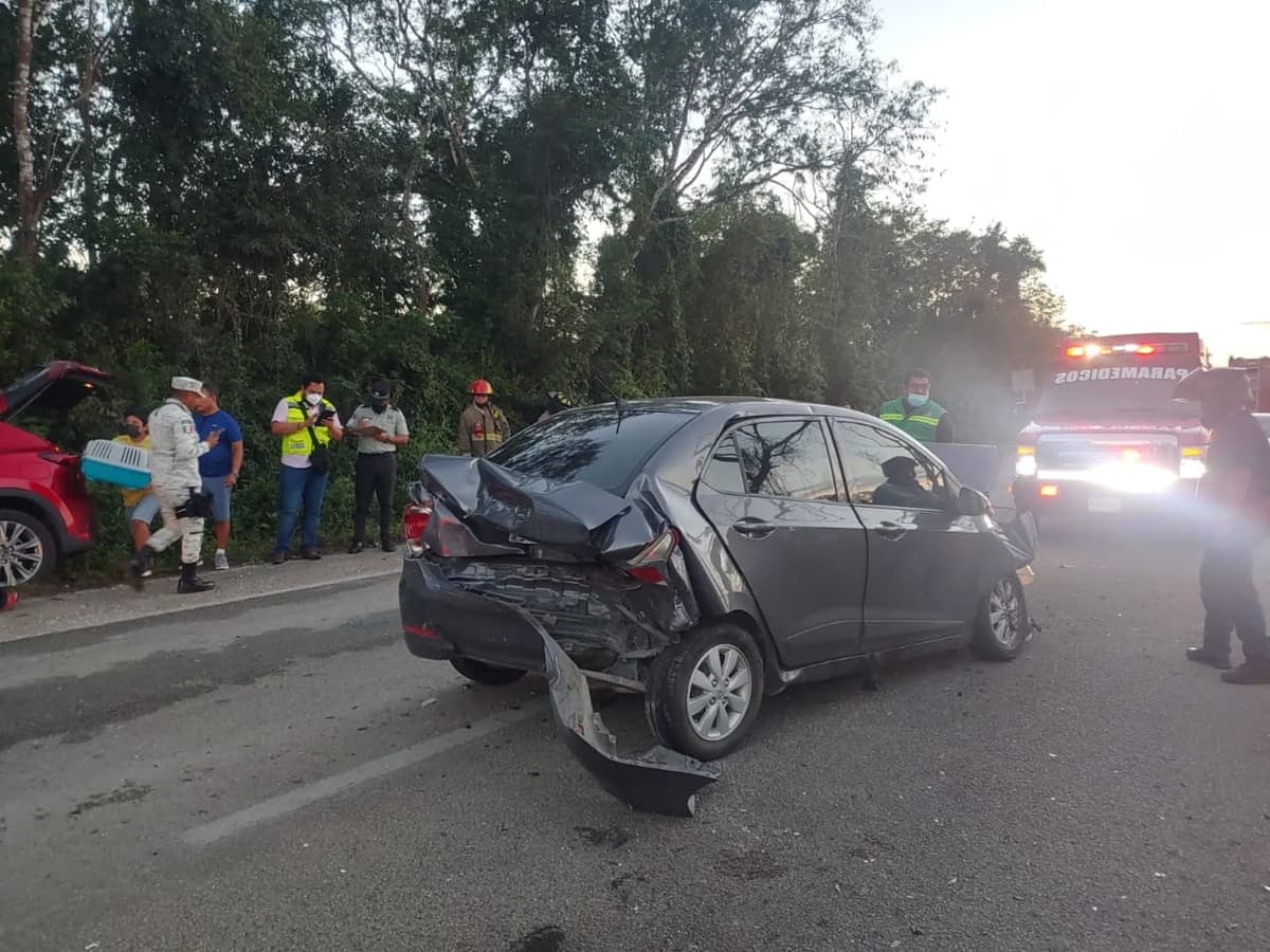 Chocan tres automóviles en la salida de Cancún a Mérida