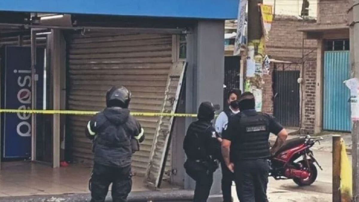 Niño pierde la vida tras caerle cortina metálica de una tienda en Edomex