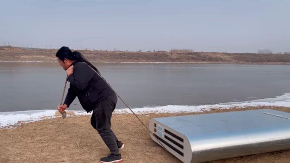 Video: un 'youtuber' crea la batería externa más grande del mercado