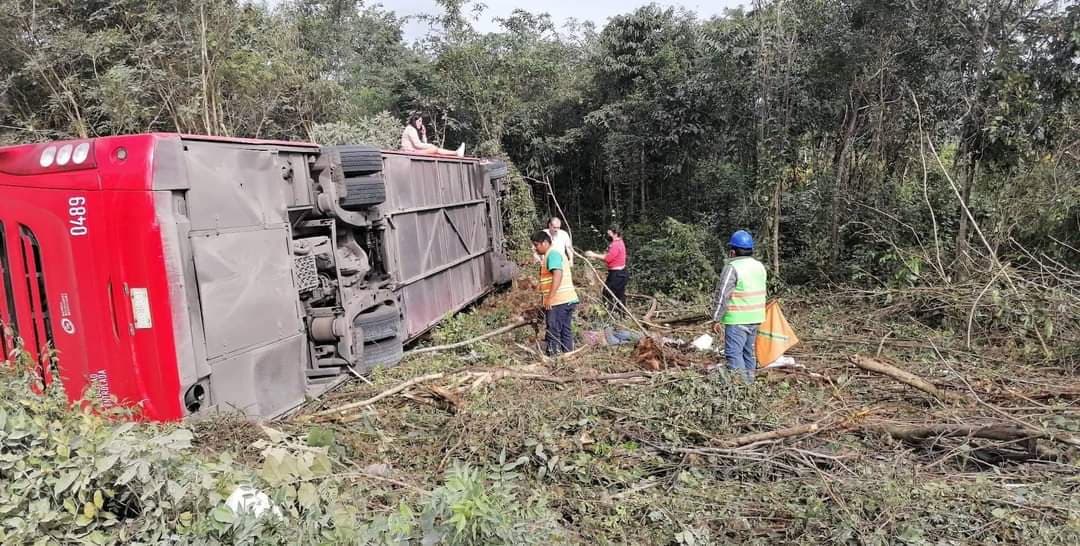 Vuelca autobús en la carretera Valladolid-Cancún, hay heridos y fallecidos