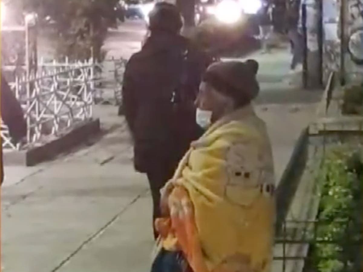 Abuelita duerme junto a cajero automático; su hijo prometió volver por ella