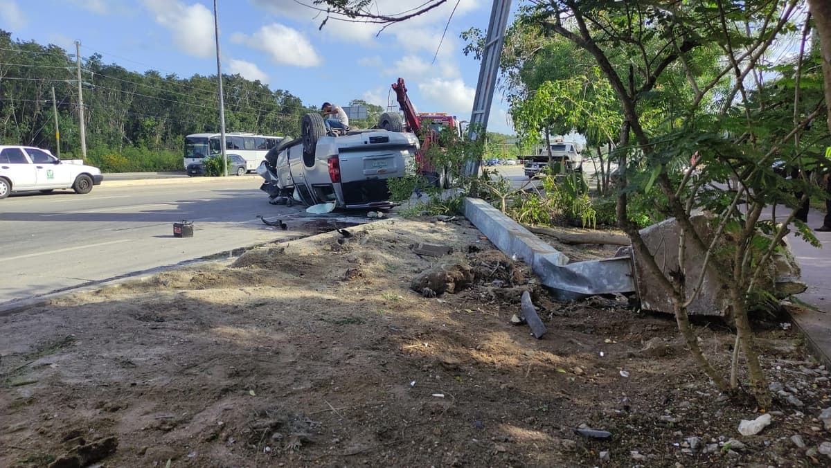 Vuelca camioneta de lujo en la salida sur de Playa del Carmen