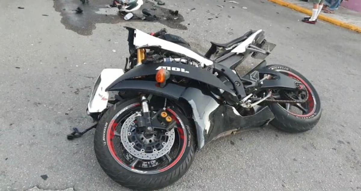 Motociclista queda grave, tras ser chocado por hijo de exfuncionario