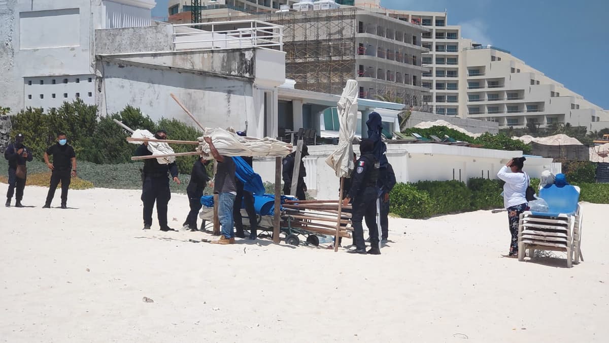 Mega operativo en Cancún: Retiran camastros de playa Marlín que eran rentados a turistas