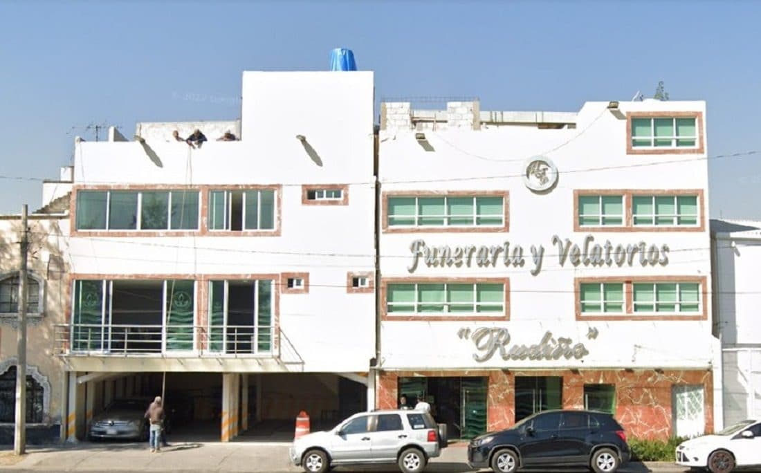 CDMX: Catean funeraria y hallan restos óseos en la recepción