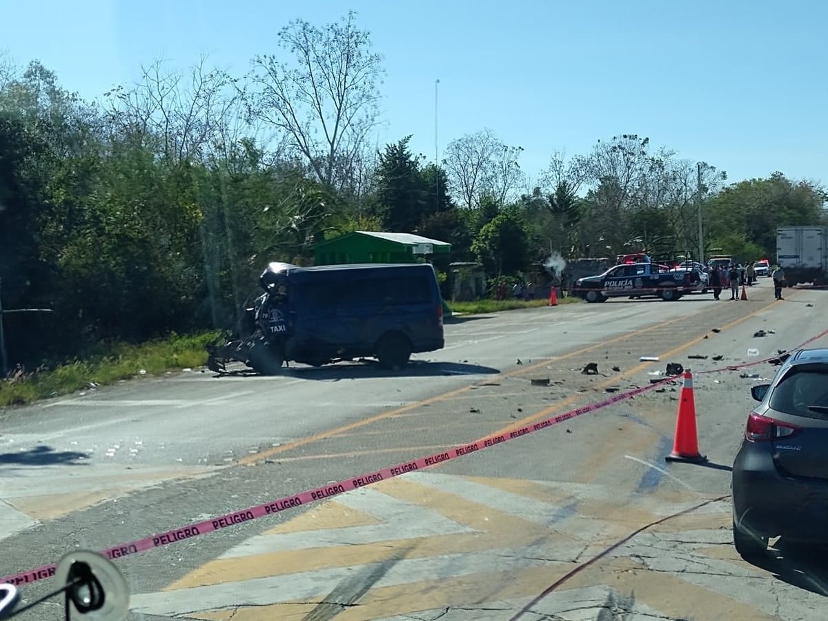 Choque carretero entre dos combis en José María Morelos deja a un chofer fallecido