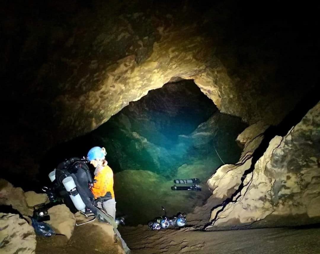 Integrantes de Cenotes Urbanos descienden a cueva de más de mil metros de profundidad