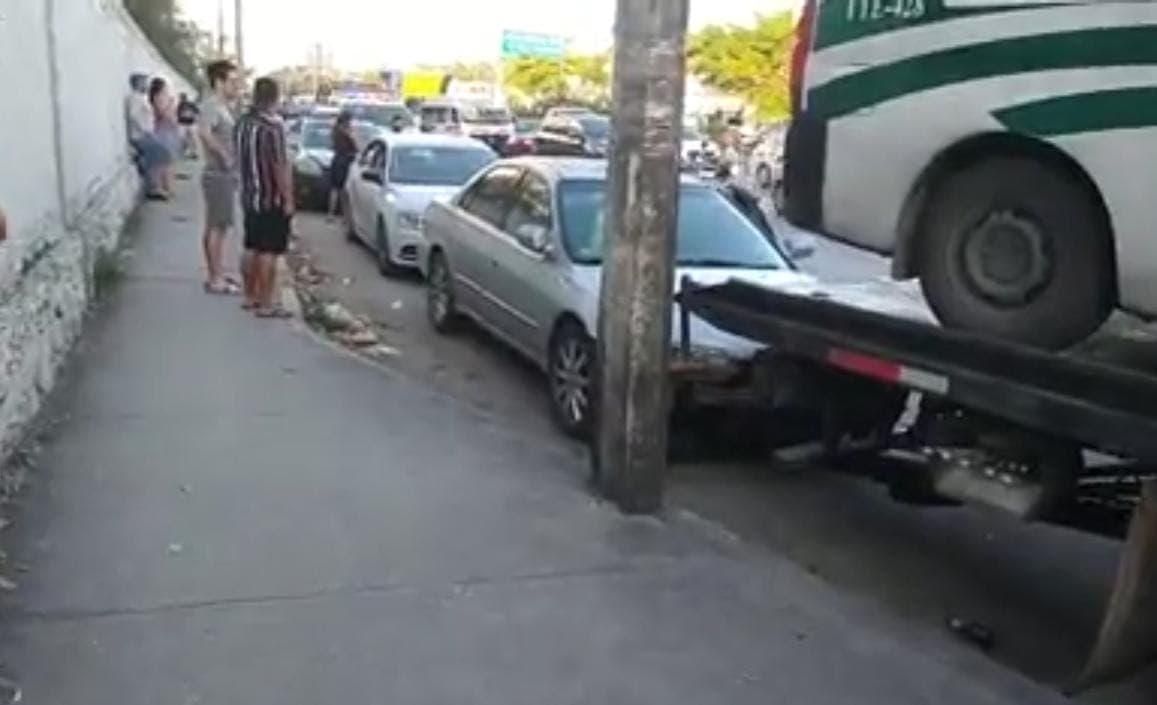 Deja 'carambola' varias personas lesionadas frente al batallón militar en Cancún