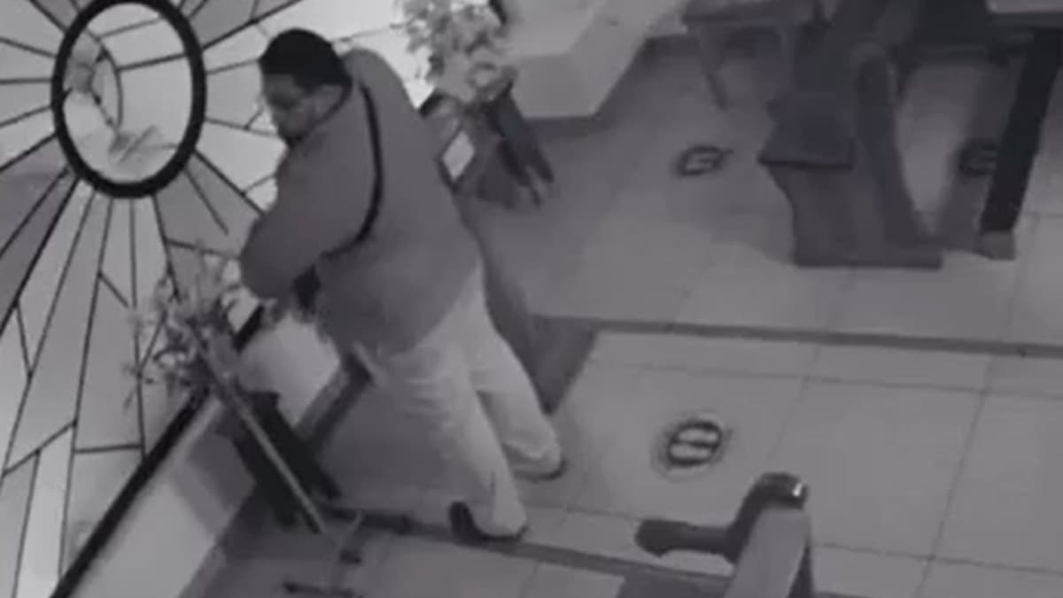 VIDEO: Hombre se roba limosnas de alcancía en una iglesia aprovechando que estaba sola