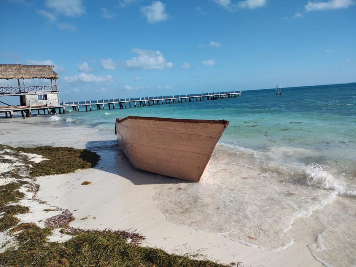 Hallan embarcación abandonada en Playa Tortugas; al parecer usada por migrantes cubanos