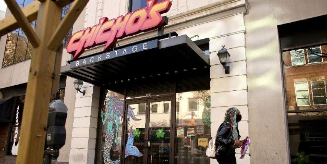 Reportera muere en tiroteo afuera de un restaurante en Estados Unidos