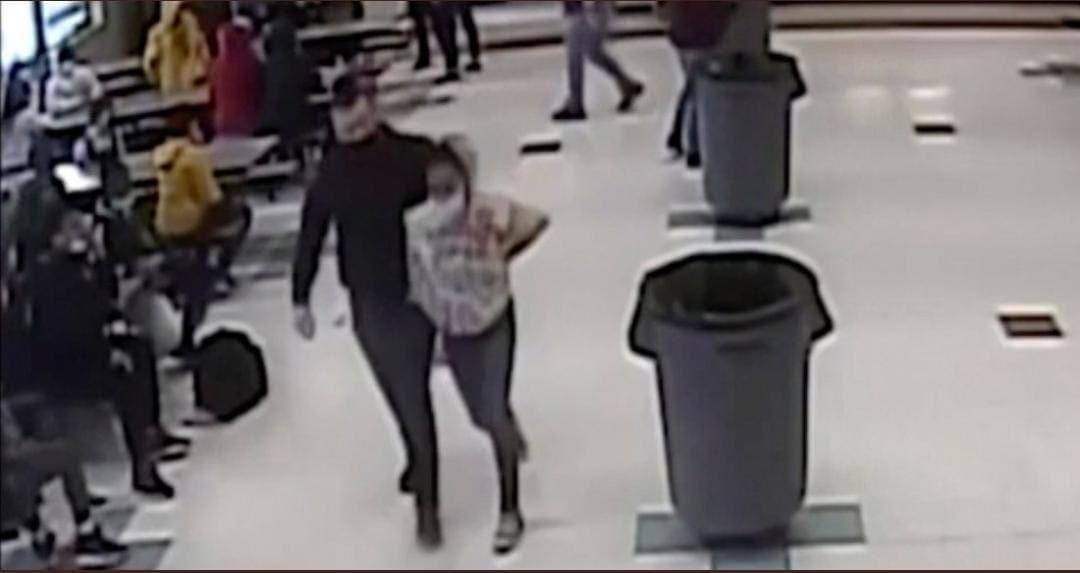 Video: Policía coloca su rodilla en cabeza de niña de 12 años para evitar pelea en escuela