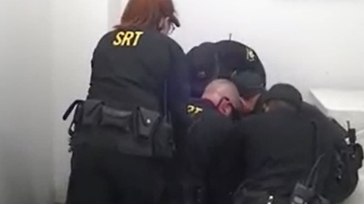 Muestran video de hombre en California gritando 'no puedo respirar' antes de fallecer bajo custodia policial