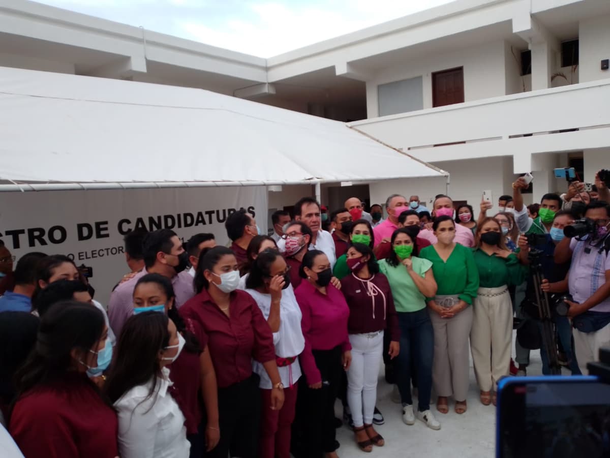 Con porras y batucada, inscribe ‘Juntos Haremos Historia’ a sus candidatos a diputados