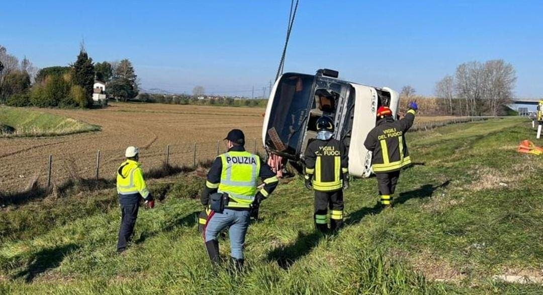 Vuelca autobús con ucranianos en Italia; reportan un muerto y varios heridos