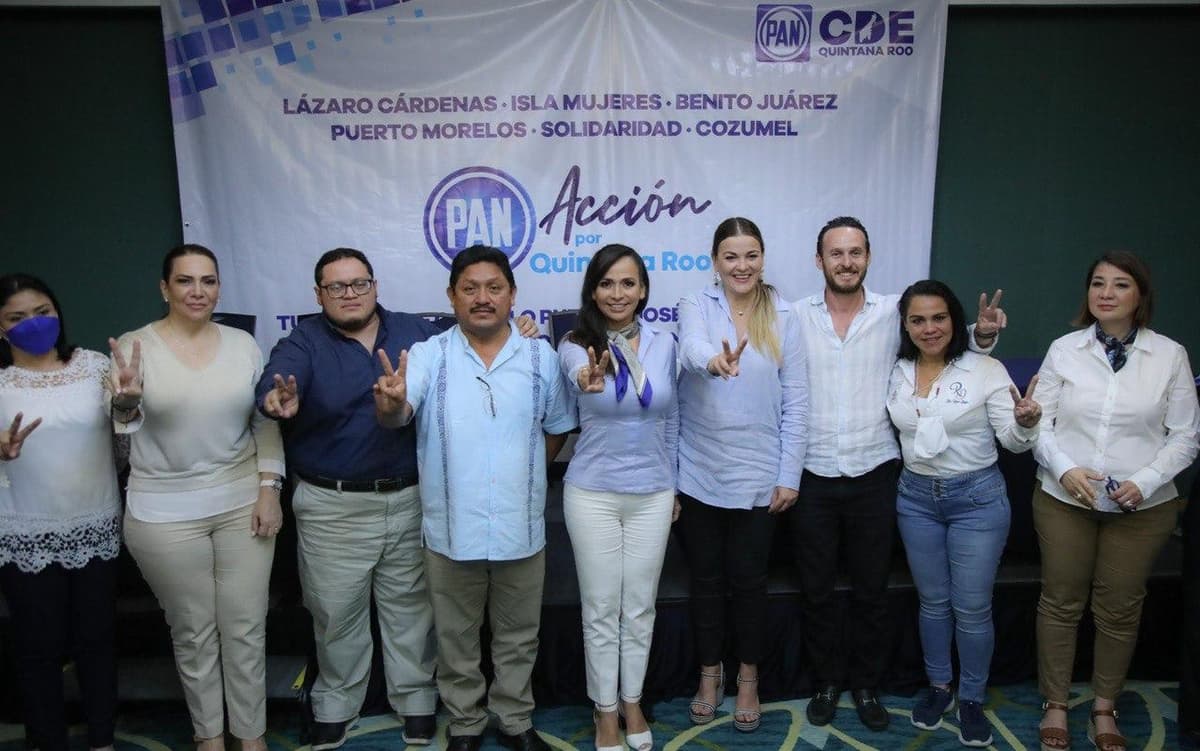 Laura Fernández asiste a entrega de solicitud de registro de aspirantes a diputados del PAN