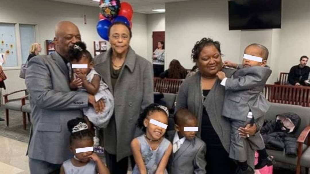 Padre soltero adopta a cinco hermanos para no separarlos