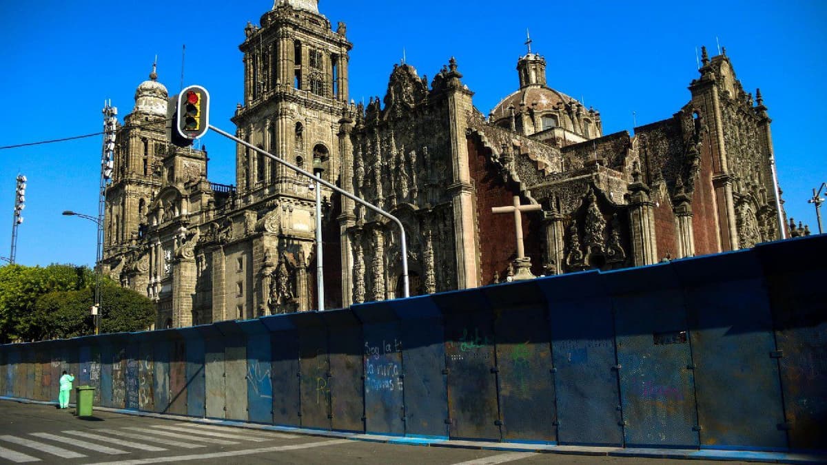 ‘Blindan’ el Zócalo de la CDMX previo al Día Internacional de la Mujer