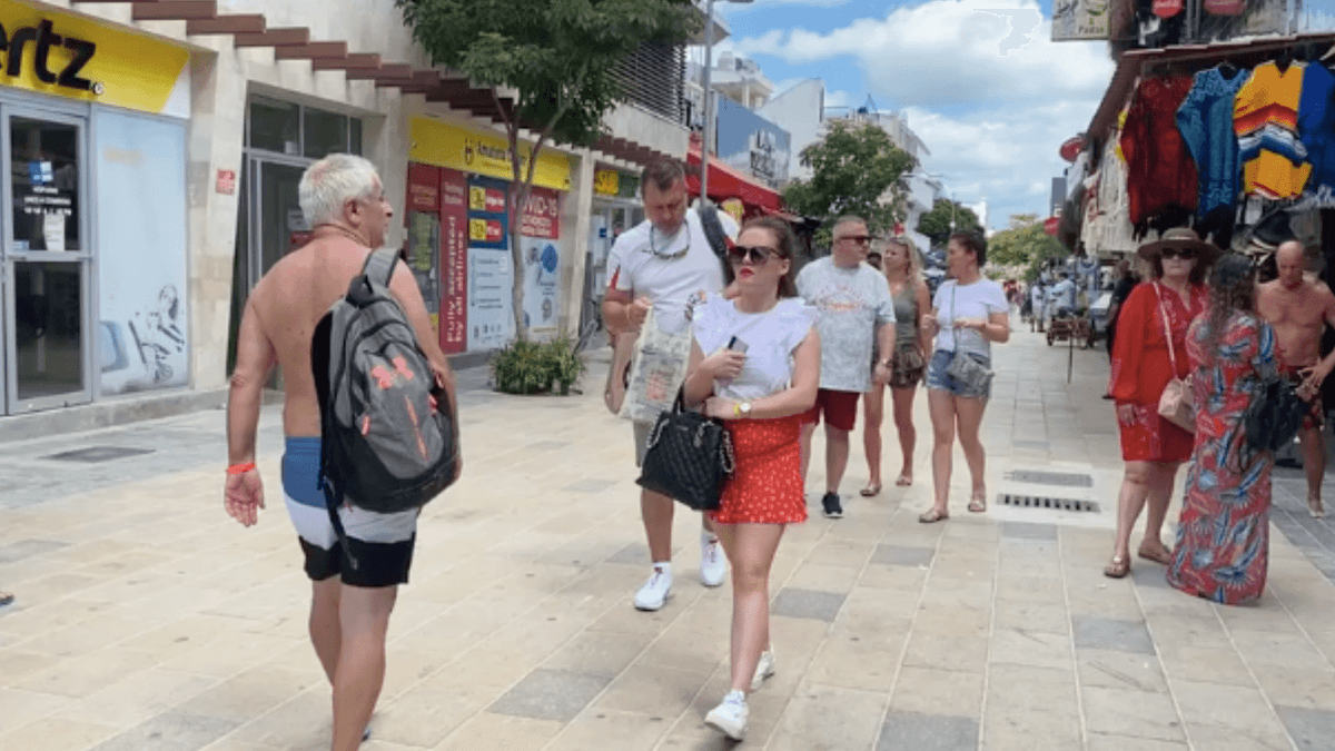 Turistas relajan medidas contra Covid-19 en Playa del Carmen