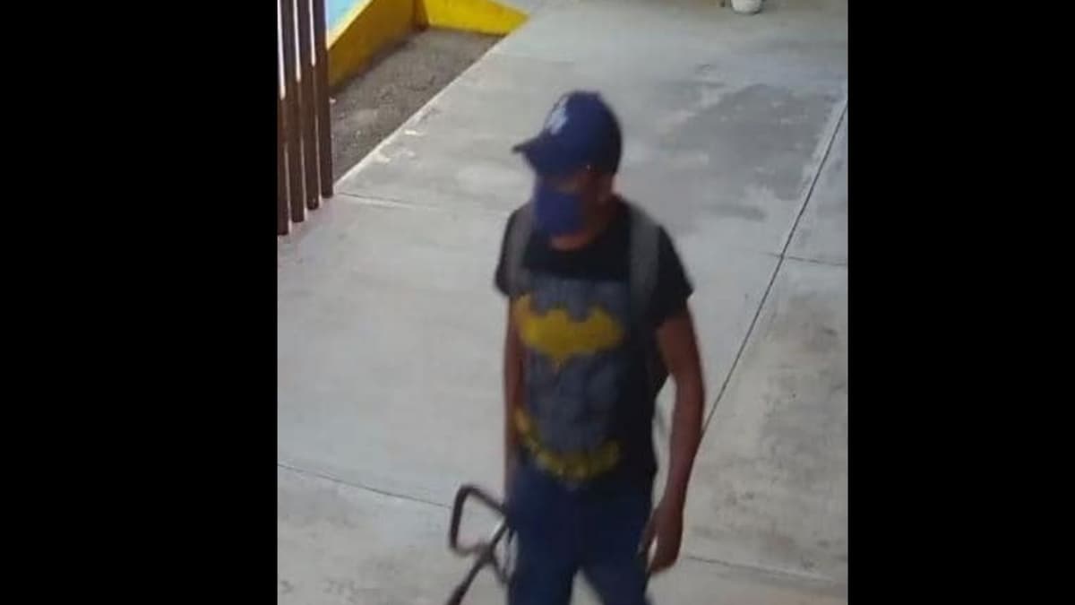 Hombre disfrazado de Batman entra a robar en fosa de clavados de Chetumal