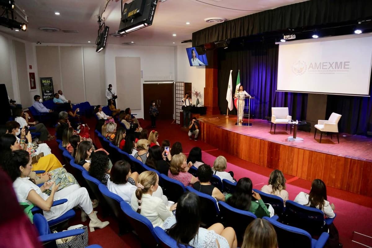 "A todos nos urge que Cancún esté mejor", señala Laura Fernández ante mujeres empresarias