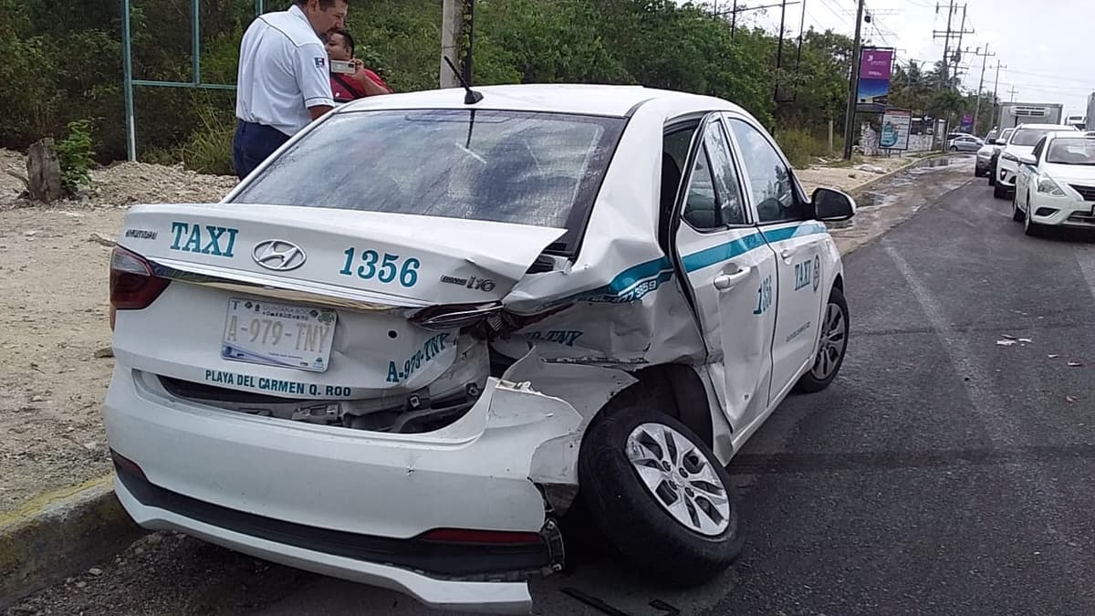 Chocan dos taxis en Playa del Carmen