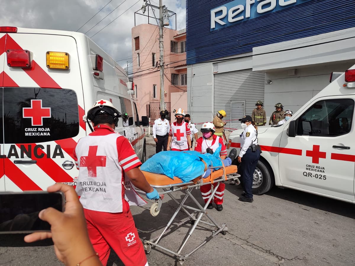 Auto pierde el control y mata a dos personas afuera de una tienda Apymsa en Cancún