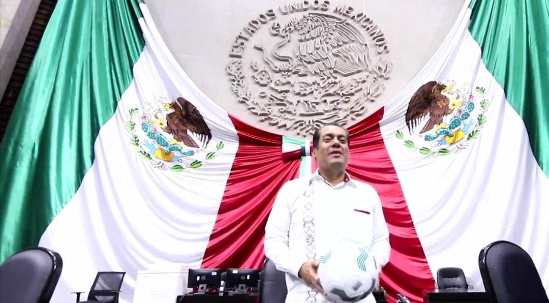 Video: Diputado de Morena juega futbol con el "Matador" Hernández en pleno Congreso