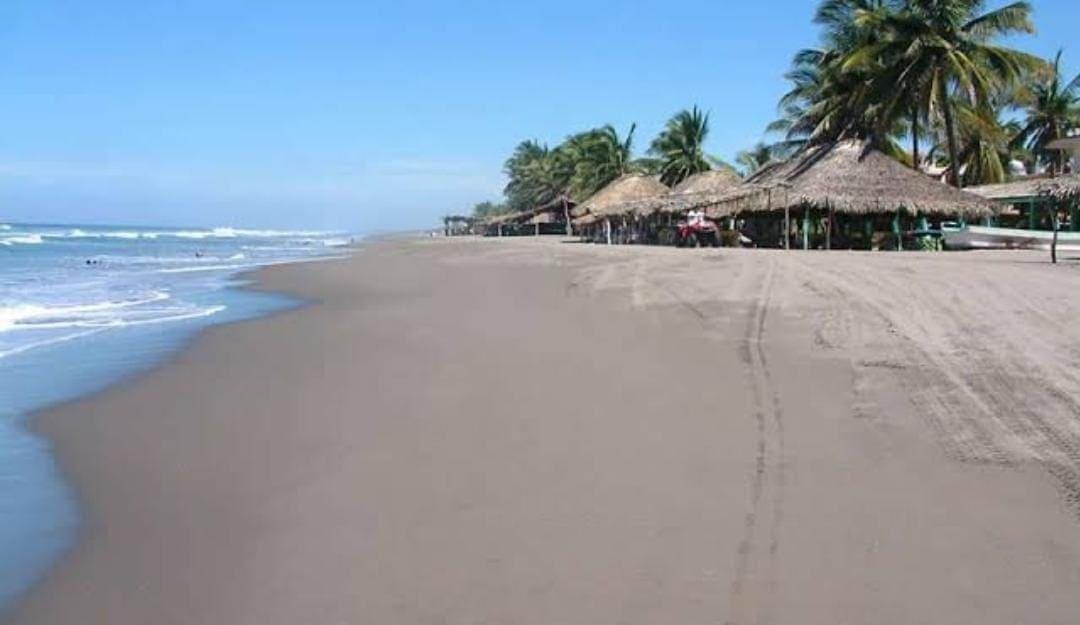 Arrestan a pareja por "hacer el delicioso" en plena playa en Chiapas