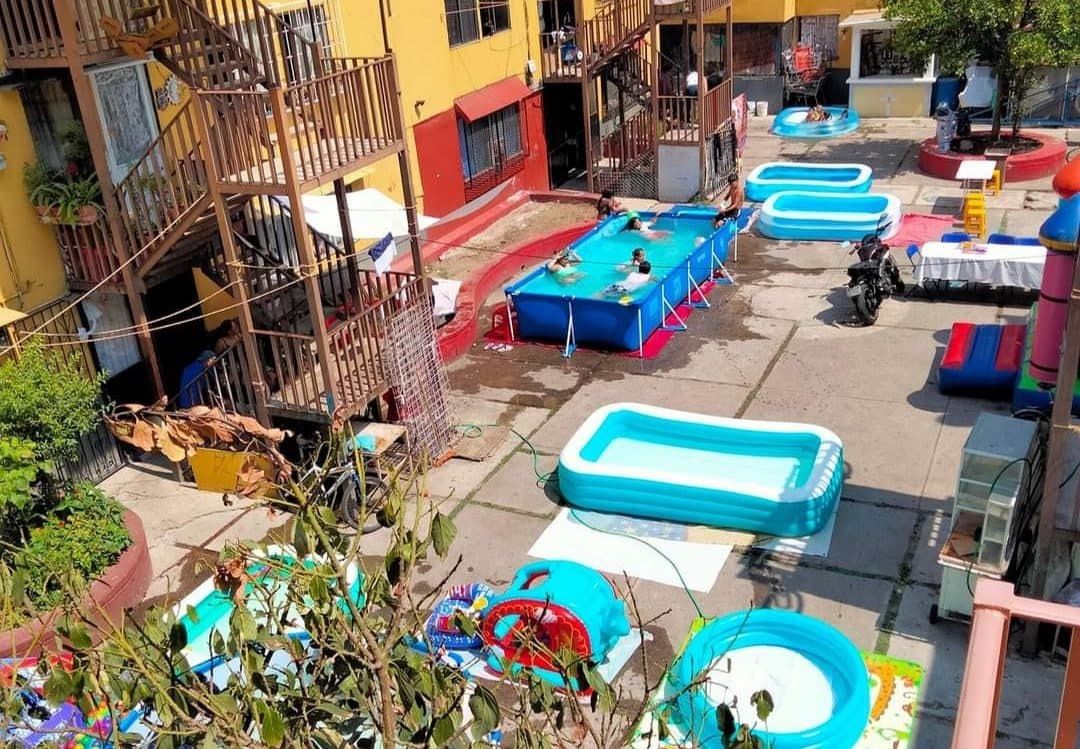 Vecinos de la CDMX arman parque recreativo e instalan piscinas