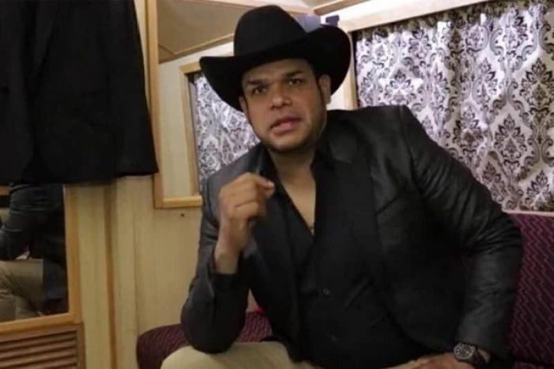 El diputado Marco Flores, de Morena, se salta debate eléctrico; pide licencia para dar concierto