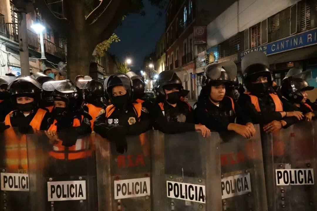 Tras agredir a una mujer, feministas del colectivo Okupa son desalojadas de edificio de la CNDH