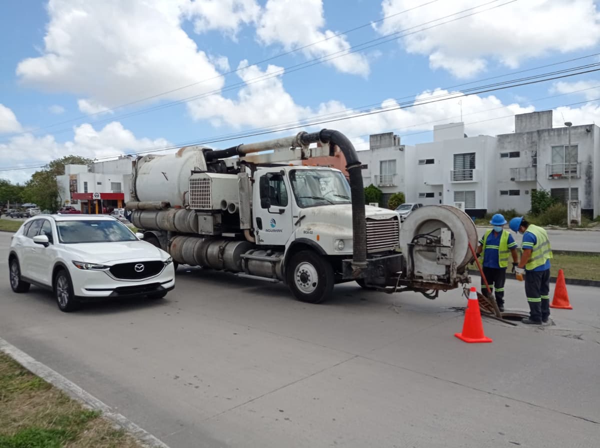 Denuncian drenaje tapado en la avenida 135 de Cancún