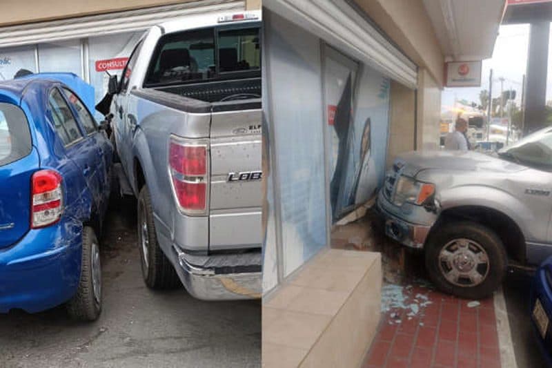 Conductor pierde el control de su camioneta y se estampa contra una farmacia