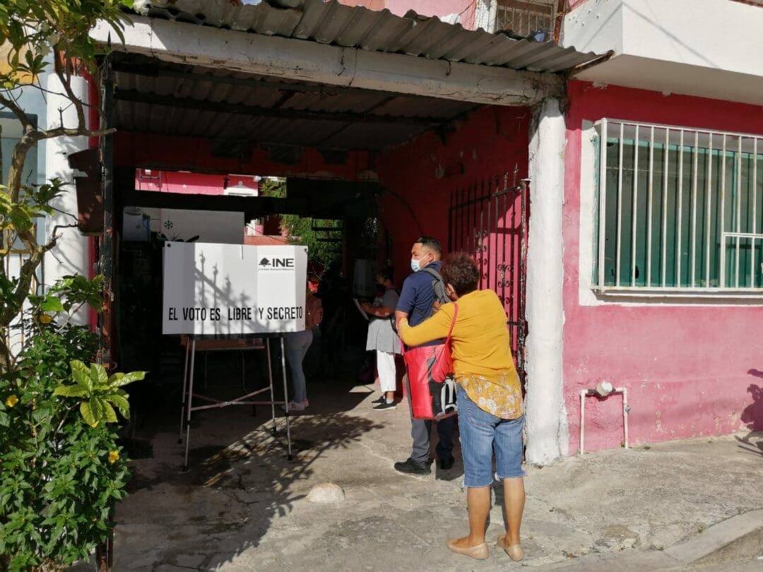 Tardía apertura de algunas casillas para revocación de mandato en Cancún