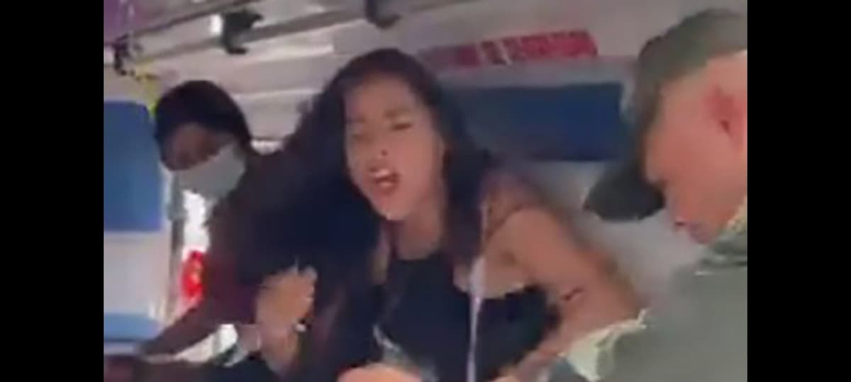 VIDEO: Mujer celosa 'explota' contra su novio atropellado por no darle la contraseña del celular