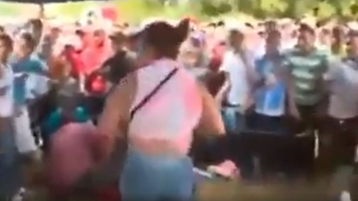 Mujer se mete a una pelea de boxeo tras ver que noquearon a su marido (video)